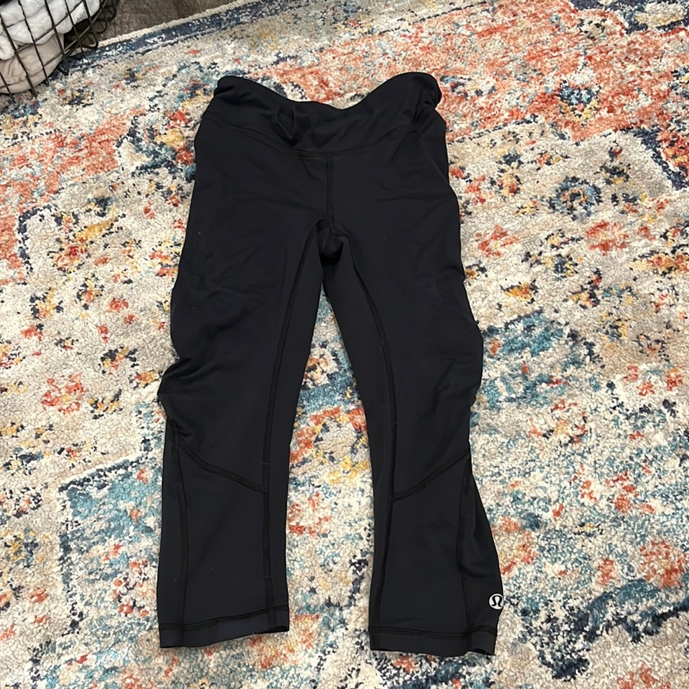 black lululemon capri leggings